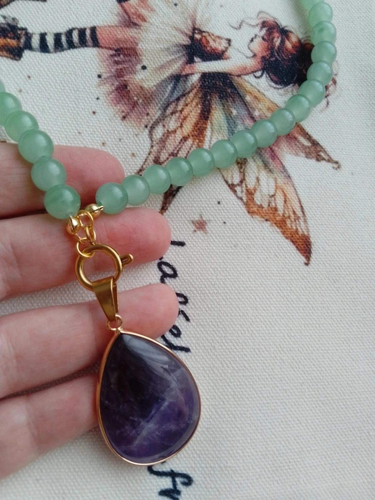Bohemien collier gemaakt van groene en paarse natuurlijke half-edelstenen – photo 3